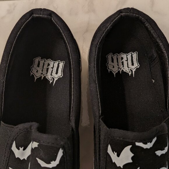 YRU Bat Shoes - White Bats on Black Background with White Platform Soles - Picture 7 of 9